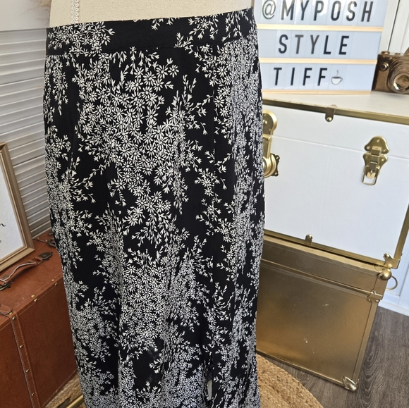 BEAUTIFUL BLACK FOREVER 21 MAXI SKIRT WITH WHITE FLORAL PATTERN 🖤🤍 - Picture 5 of 10